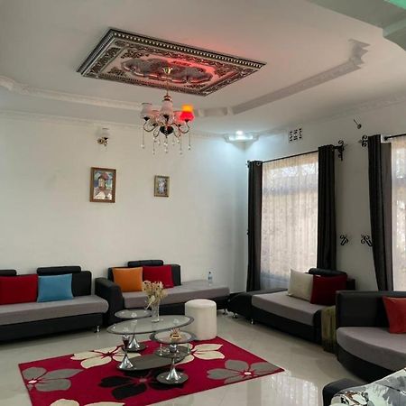 Evelina House Hostel Boma la Ngombe Ngoại thất bức ảnh