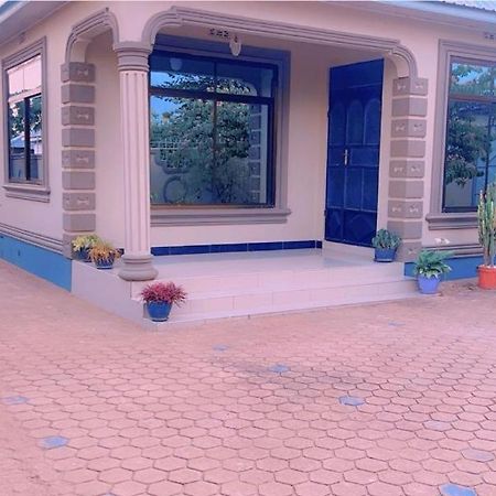 Evelina House Hostel Boma la Ngombe Ngoại thất bức ảnh