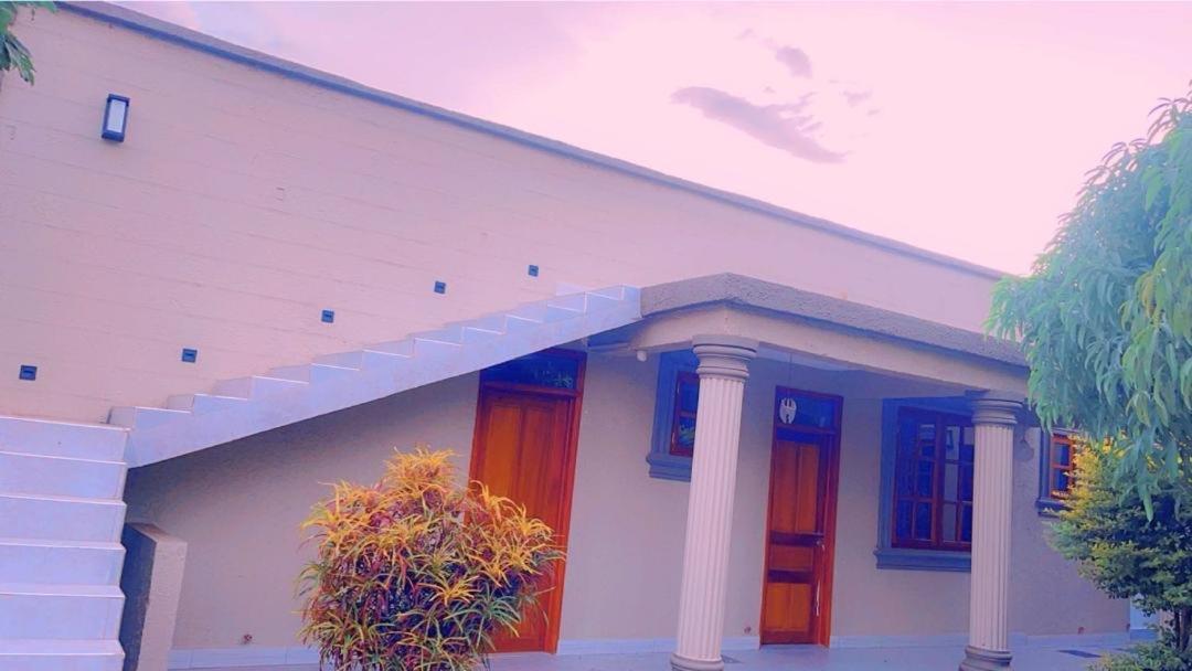 Evelina House Hostel Boma la Ngombe Ngoại thất bức ảnh