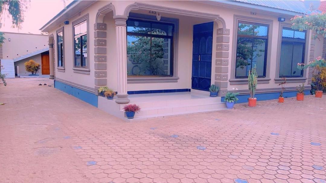 Evelina House Hostel Boma la Ngombe Ngoại thất bức ảnh