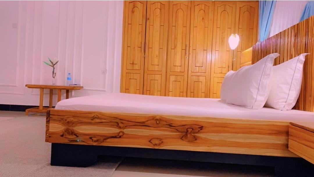 Evelina House Hostel Boma la Ngombe Ngoại thất bức ảnh